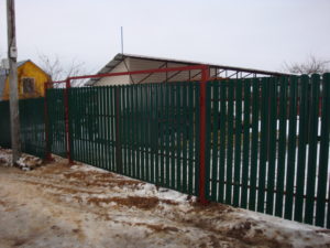 Забор из евроштакетника-8